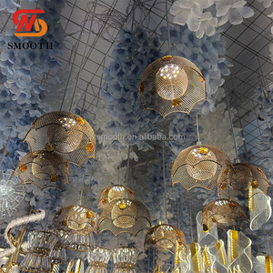 SMOOTH Vente directe en gros : Accessoires de mariage, Lustre parapluie en fer et cristal, Décoration de mariage, Lampe de décoration de fenêtre - Product Image 2