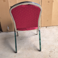 Chaise de banquet empilable en acier inoxydable 304 avec revêtement en tissu rouge pour mariage, hôtel, événement, salle à manger