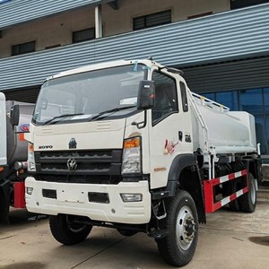Camion-citerne SINOTRUK HOWO 4x4 tout-terrain 6000L pour le ravitaillement en carburant inflammable - Product Image 3