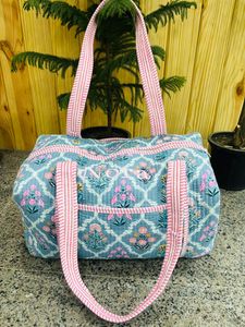 Bolsa de Viaje Grande de Algodón Acolchado Hecha a Mano con Diseño Estampado en Bloque, Bolsa de Mano para Mujer para Fin de Semana - Product Image 3