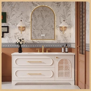 Mueble de baño clásico blanco con lavabo de cerámica y espejo curvo de estilo tradicional - Product Image 1