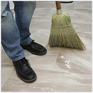 Balai à poils synthétiques gris/naturel de 60 pouces Boardwalk BWKBR10002, 6 par carton - Product Image 5