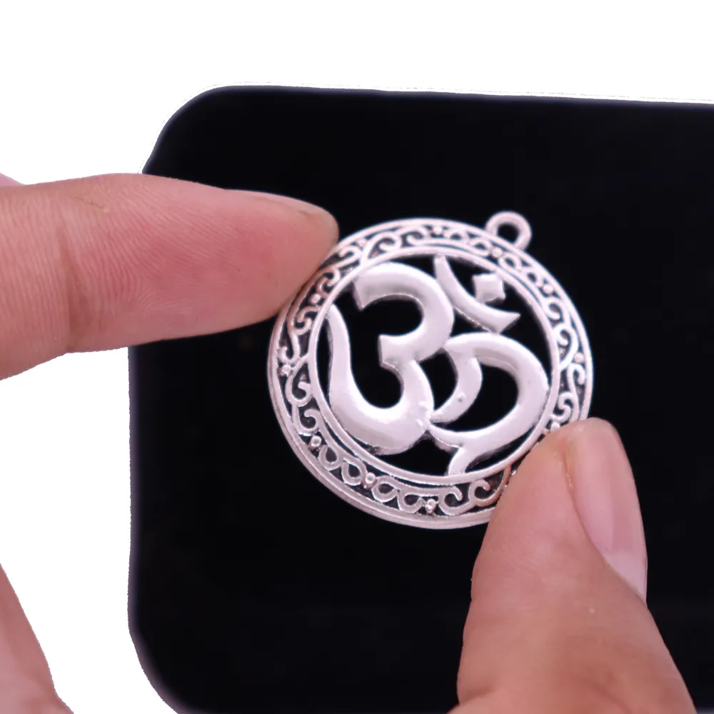 Símbolo do yoga do metal banhado à prata do fabricante, prateado antigo, na pulseira, acessórios de joias