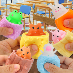 Merrycoo Magic Squirrel Cup, Juguete Antiestrés de Ratón con Queso para Apretar, para Niños de 5 a 7 Años, Venta al por Mayor - Product Image 3