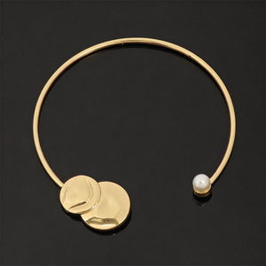 Anillo de cuello con brazalete de metal dorado, hebilla con perla y conector decorativo de doble disco - Product Image 1