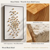 Art mural en blocs de bois 3D assemblés à la main, bois naturel dispersé et carrés argentés texturés, fond toile blanche, peinture à l'huile