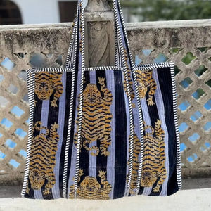 Bolso tote acolchado de terciopelo con estampado de tigre, hecho a mano, estilo hippie, bolso de hombro para compras y viajes para mujer - Product Image 1