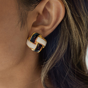 ต่างหูทรงเรขาคณิตสีดำขาว ทอง 18K สแตนเลสสตีล สำหรับผู้หญิง สวมใส่ได้ทุกวัน - Product Image 3