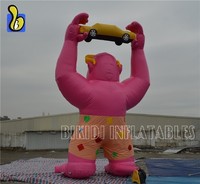 Vente directe d'usine gorille gonflable rose de 20 pieds tenant une voiture avec logo personnalisé