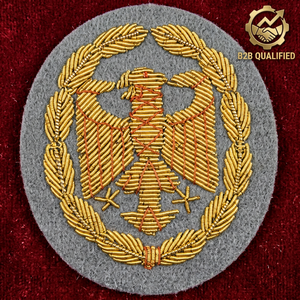 Écusson brodé à la main avec un motif d'aigle doré et d'une couronne de lauriers pour une utilisation sur uniforme - Product Image 1
