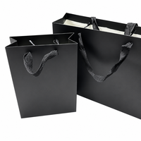 Sac en papier noir mat avec poignée, sac cadeau, sac de shopping, sac d'emballage pour boutique, vêtements, emballage en gros, logo personnalisé