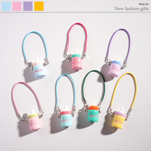 Nuevos y adorables llaveros con forma de biberones de dibujos animados, pequeños regalos decorativos para coches, bolsos y pequeños libros rojos. - Product Image 1