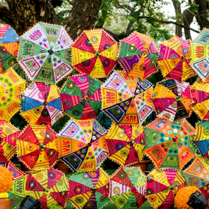 Parapluies de mariage élégants en gros avec fleurs, parapluies de mariage magnifiques aux designs variés, parapluies décorés pour mariages indiens - Product Image 1
