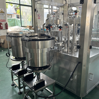 Machine de serrage de capsulage automatique de bouteilles pour les bouchons en plastique