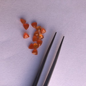 Pierre semi-précieuse naturelle en cornaline orange facettée de forme trillion de 4 mm et 6 mm, certifiée IGI, prix de gros direct d'usine - Product Image 1