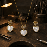 Klassisches Set aus Perlmutt-Herzanhänger mit Zirkonia und Tropfenohrringen |   2-teiliger Kupferschmuck