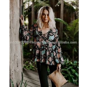 Elegante Vestido Largo de Verano Estilo Bohemio Clásico con Estampado Floral, Color Negro, Manga Larga, Estilo Imperio, Cuello Cruzado con Borlas - Product Image 2