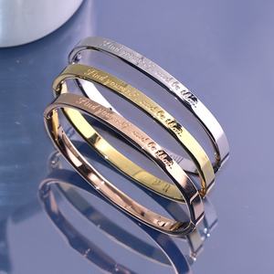 Venta al por mayor de joyería de moda clásica de 18 quilates chapado en oro rosa de acero inoxidable grabado letra brazalete pulsera brazalete para las mujeres - Product Image 1