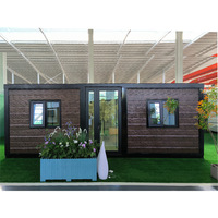 Maison conteneur extensible entièrement meublée, préfabriquée et modulaire, avec cuisine, salle de bain et salon, idéale pour les séjours de vacances.