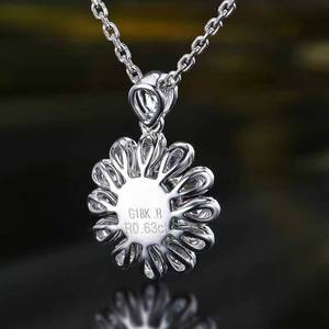 Pendentif SGARIT en or massif 18 carats avec rubis naturel non chauffé du Mozambique de 0,63 ct couleur sang de pigeon, serti sur le côté avec 59 diamants pour femme - Product Image 2