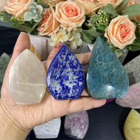 Pierre de guérison naturelle de forme libre mixte Ornement d'apatite bleue de Prehnite irrégulière pour la décoration