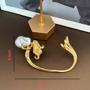 Manguito de oreja individual estilo sirena de gama alta con perlas barrocas y chapado en oro de 18 quilates - Product Image 3