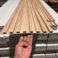 Panneaux muraux décoratifs intérieurs en composite bois-plastique (WPC) de styles variés, revêtement mural en PVC rainuré pour l'intérieur