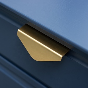 Işık lüks pirinç dolap kapı çeker çekmece kolları kavisli lake üçgen mobilya bakır kolu mutfak yatak odası için - Product Image 1