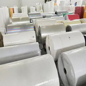 लेपित कागज सिंथेटिक कागज उज्ज्वल चांदी मोती फिल्म मैट चांदी बीओपीपी क्राफ्ट पेपर पीईटी लेजर स्वयं चिपकने वाला लेबल सामग्री