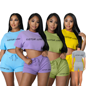 Conjunto Deportivo Casual de 2 Piezas para Mujer, con Logotipo Personalizado, Camiseta de Manga Corta y Pantalones Cortos Deportivos Largos, Venta al Por Mayor - Product Image 1