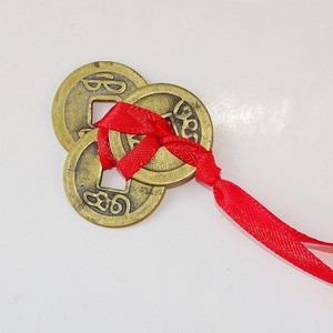 Chaîne de pièces de monnaie en cuivre de la dynastie Qing avec corde rouge pendentif trois empereurs en gros pièces de monnaie en bronze anciennes Feng Shui en gros - Product Image 3