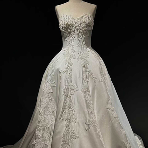 Vestido de Novia Moderno NT65 sin Tirantes con Encaje Bordado, Flores, Apliques de Cristal y Cola Larga Tipo Capilla - Product Image 3