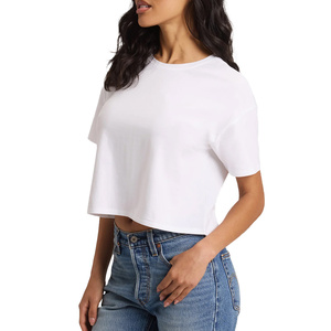 T-shirt court pour femme, style décontracté et audacieux pour tous les jours, conçu pour une liberté de mouvement, avec un look affirmé et un attrait épuré. - Product Image 1