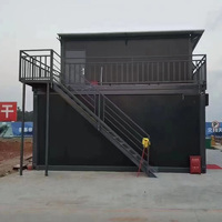 Maison conteneur démontable à deux niveaux, cabane blanche avec pieds de nivellement, montage rapide et portable pour chantier de construction et campement