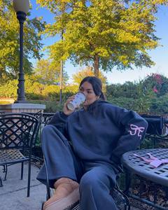 कस्टम लोगो महिलाओं के ओवरसाइज हुडी ट्रैकसूट ने सीधी पैंट और साफ पैंट के साथ शॉर्ट स्वेटशर्ट सेट किया - Product Image 4