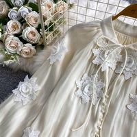 Blus Chiffon Aplikasi Bunga 3D Grosir Musim Panas 2026, Gaya Prancis Chic, Kerah Bulat, Kancing Mutiara, Model Longgar, Warna Ivory