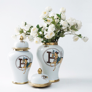 Pot contemporain en porcelaine chinoise blanc et or de luxe Pot de temple européen en céramique antique avec chevaux - Product Image 6