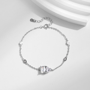 Pulsera de Plata S925 para Mujer con Diamantes, Corte Esmeralda, Forma de Corazón, Engaste de Garra, Cadena Clásica para Uso Diario - Product Image 5