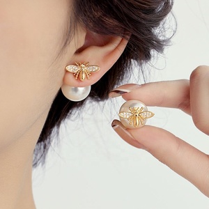 Boucles d'oreilles clous en argent tibétain imitation perle 2025, design géométrique de luxe de haute qualité, plaqué or, zircon, bijoux pour femmes - Product Image 1