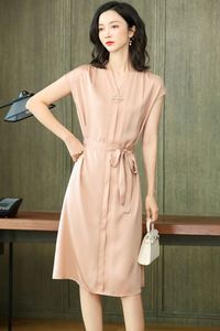 Este verano con cuello en V, versátil, elegante y elegante vestido de seda de manga corta en color sólido es un vestido informal de gama alta - Product Image 6