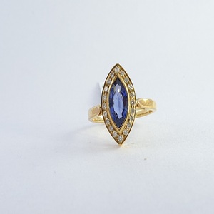 Bague fine en or jaune 18 carats pour femme, saphir bleu, design moderne et élégant, bijoux de créateur, cadeau de mariage, accessoire de mode, luxe - Product Image 3