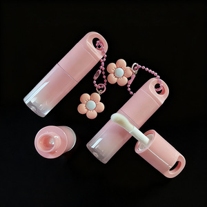 หลอดลิปกลอสพกพาแบบพวงกุญแจ ดีไซน์ทันสมัย สีชมพู  บรรจุภัณฑ์ลิปกลอสเปล่า พร้อมแปรงขนาดใหญ่  รับทำโลโก้ตามสั่ง บรรจุภัณฑ์เครื่องสำอาง - Product Image 3