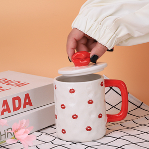 Mug en céramique Redeco avec impression de lèvres romantiques, couvercle à lèvres rouges 3D, motif de baiser vibrant, tasse à café originale pour cadeau de la Saint-Valentin - Product Image 6