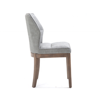 Chaise de salle à manger moderne en daim gris, capitonnée, dossier fendu, pieds courbés en bois massif, housse amovible, marque Merry, certifiée BSCI