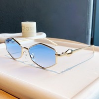 Lunettes de soleil polygonales tendance pour femme, monture en alliage, protection UV, détails diamant, pour voyage et plage, de créateur, vente en gros