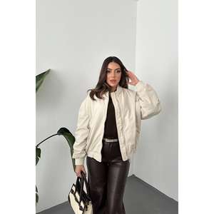 Chaqueta Bomber Reversible Beige con Parches, Ligera, con Logotipo Personalizado, Cuello de Béisbol de Cuero PU y Forro de Piel para Otoño, Venta al Por Mayor - Product Image 5