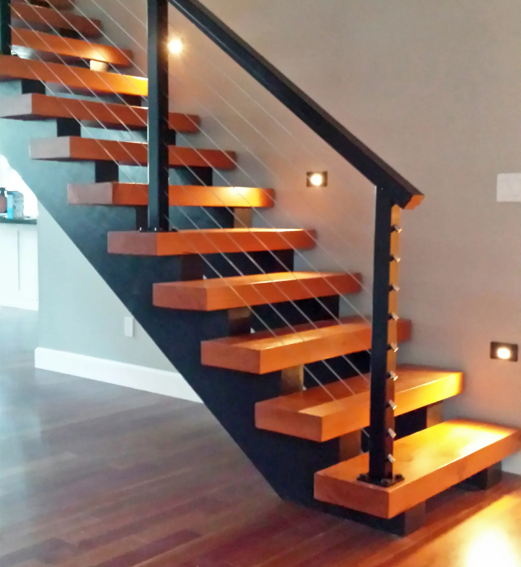 YL Design personnalisé Escalier intérieur en colimaçon droit en acier inoxydable avec bande de roulement en bois et garde-corps en verre