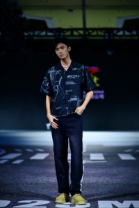 เสื้อเชิ้ตแขนสั้นพิมพ์ลายโอเวอร์ไซส์สำหรับผู้ชายสั่งทำพิเศษ สีดำ ผ้าฝ้าย สไตล์สตรีท ลายพิมพ์ด้านหน้า โลโก้ทอผ้า ระบายอากาศได้ดี ทรงพอดีตัว - Product Image 3