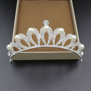 Diadème de Mariage Traditionnel en Perles Royales, Couronne Scintillante en Strass Argentés, Coiffe de Mariée Sophistiquée à Arche pour Occasions Spéciales - Product Image 2
