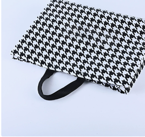 Sacs cadeaux réutilisables en non-tissé <span class=keywords><strong>noir</strong></span> et blanc à carreaux avec poignées, sacs brillants en vrac pour les fêtes - Product Image 2